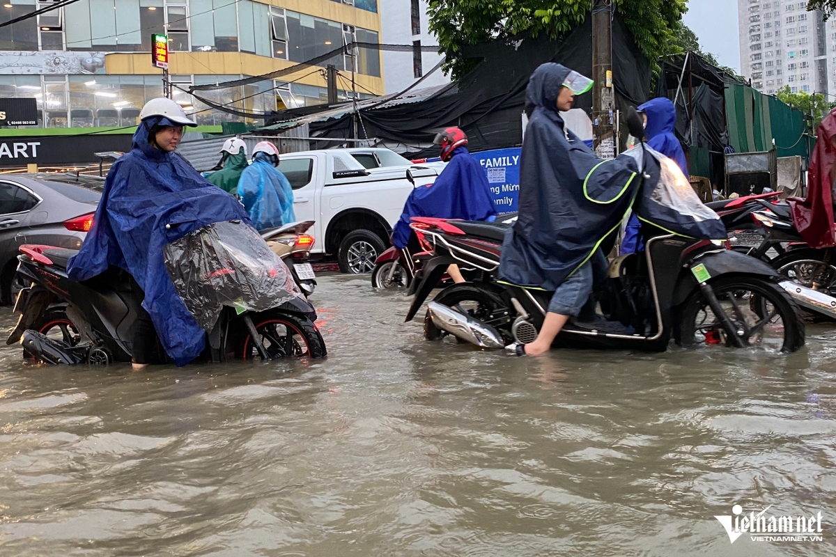 Local authorities are urged to step up efforts to keep the public updated with relevant information, advising citizens to take precautions to protect both themselves and their property, as well as to minimise outdoor activities during the height of the heavy rain. (Photo: Vietnamnet.vn)