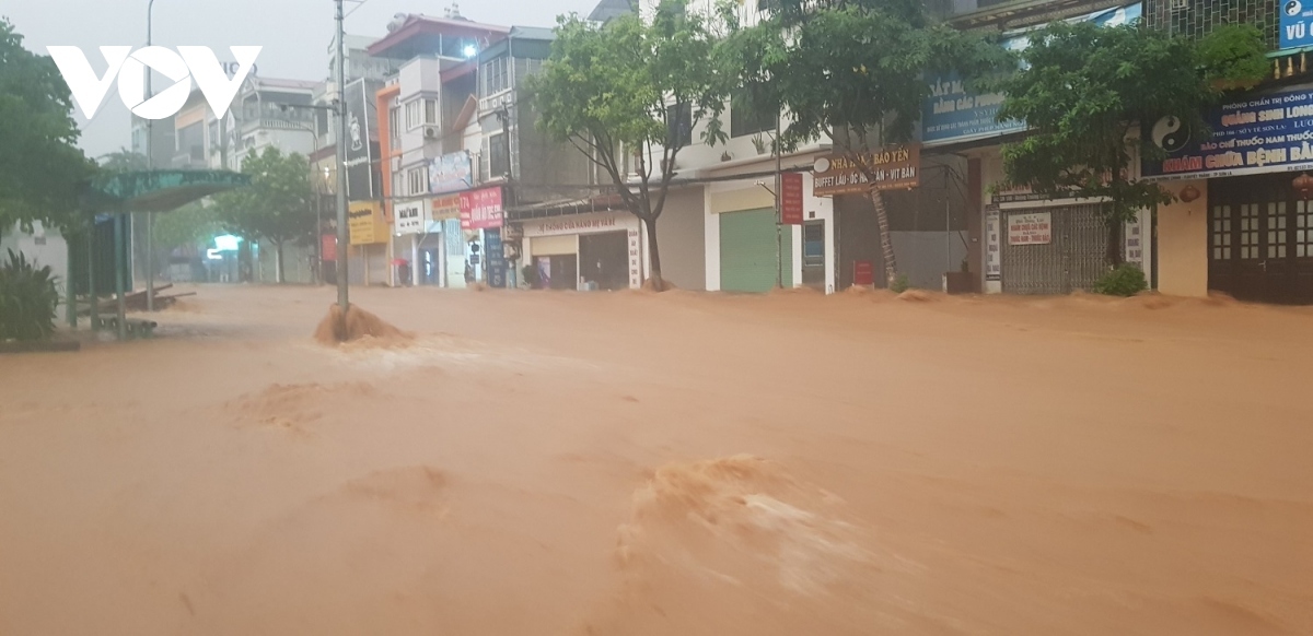 Rising floodwaters turn major streets in Son La city into rivers, disrupting traffic and plunging residents’ lives into chaos. Photographed is the main streets of Son La province such as Chu Van Thinh and Tran Dang Ninh.