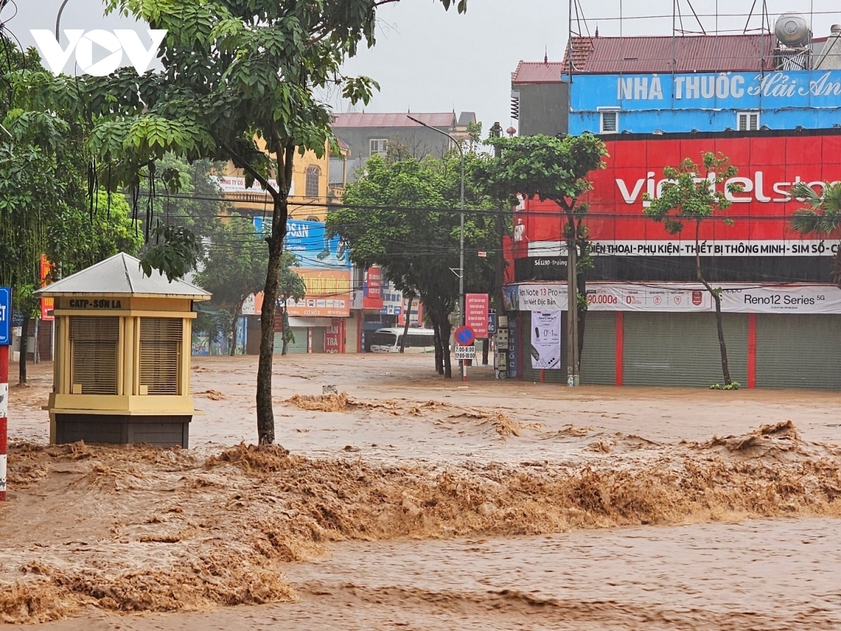 Truong Chinh street in Son La city is left submerged by flooding, causing significant inconvenience for commuters travelling around the city.