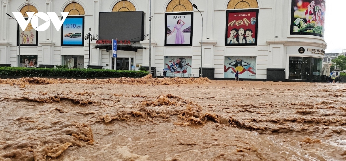 The scene in front of a shopping centre in Son La city