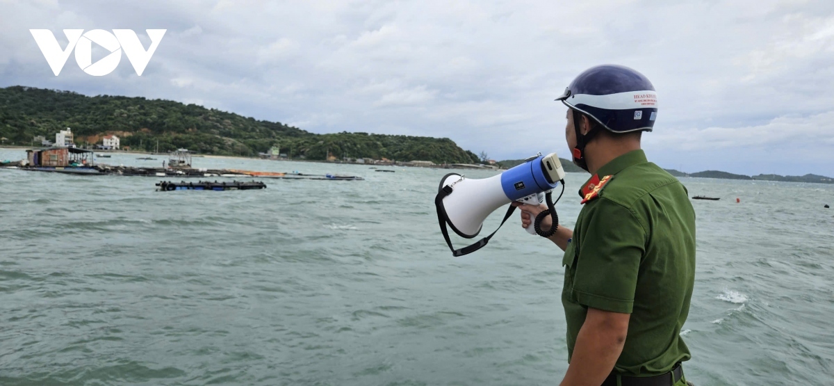 Furthermore, nearly 2,000 tourists are left stranded on some islands of Quang Ninh, including Co To, Quan Lan-Minh Chau, Van Don, and Ngoc Vung.