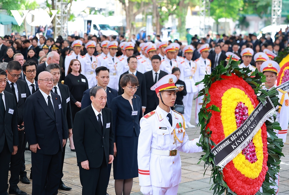 On behalf of the Japanese government, former Prime Minister Suga Yoshihide who is now special advisor to Prime Minister Fumio Kishida pays his respects to the Vietnamese leader.