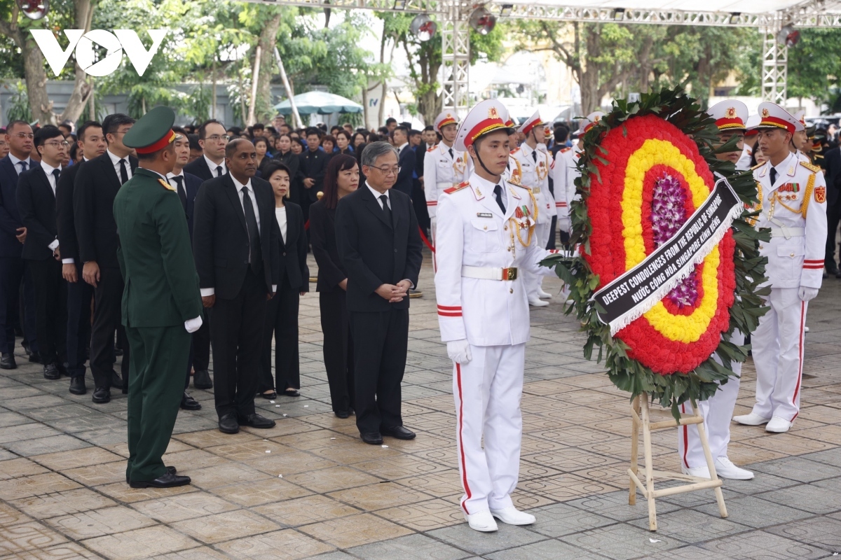 Deputy Prime Minister and Minister for Trade and Industry Gan Kim Yong of Singapore pays respects to the Vietnamese leader