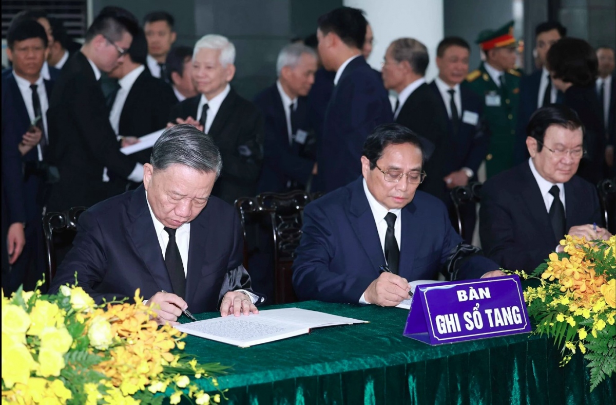 Lãnh đạo Đảng, Nhà nước viết sổ tang tại Lễ viếng Tổng Bí thư Nguyễn Phú Trọng (Ảnh : TTXVN)