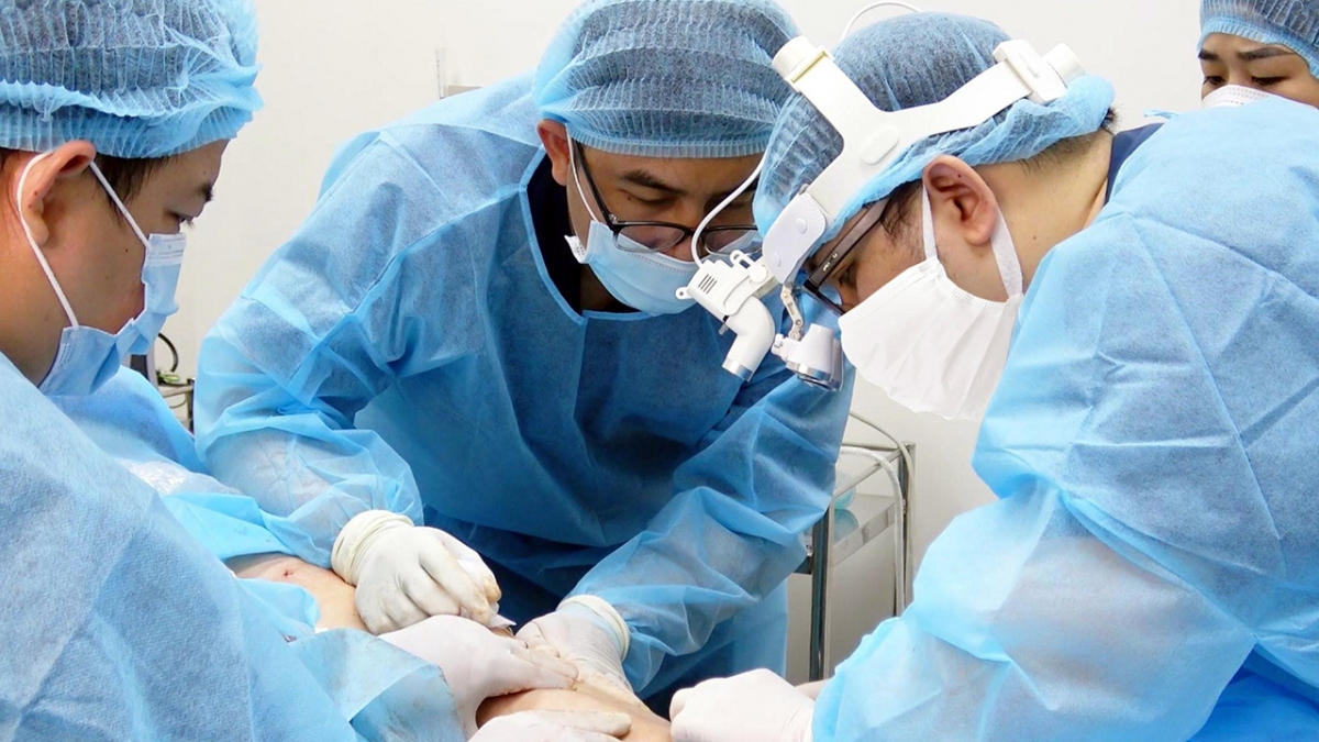 Bác sĩ Phan Duy Kiên cùng bác sĩ Lê Kim Cao đồng thực hiện ca điều trị giãn tĩnh mạch - Ảnh: Dr.Vein