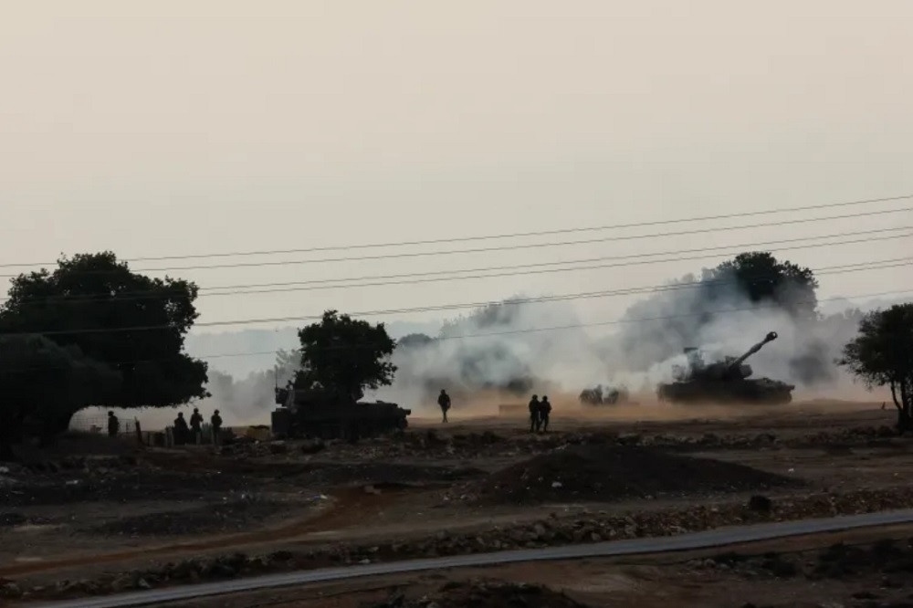 Israel triển khai binh sĩ và thiết giáp ở khu vực giáp biên giới với Lebanon. Ảnh: Reuters