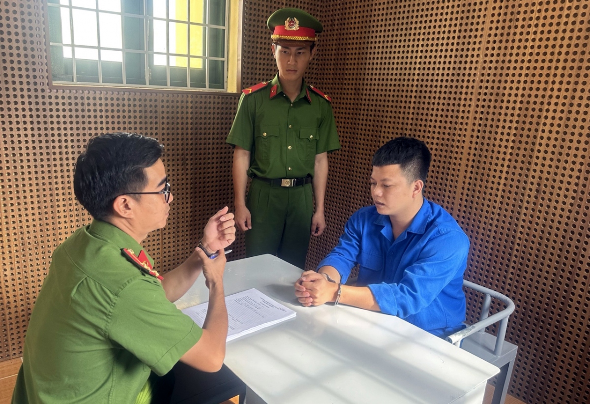 Đối tượng Bùi Sỹ Sơn tại Cơ quan điều tra - Ảnh: Công an Đắk Nông cung cấp
