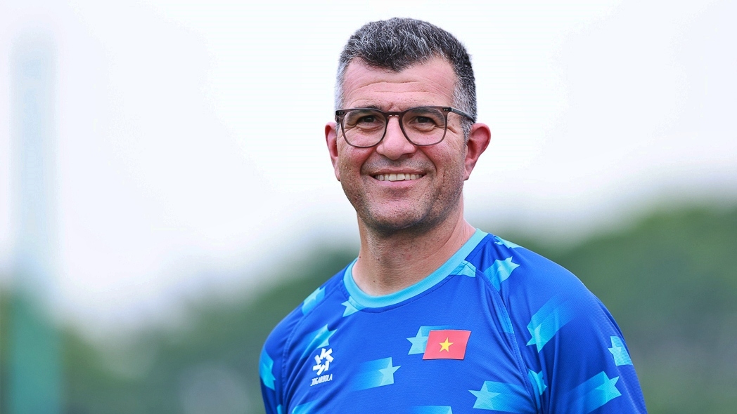 HLV Cristiano Roland dẫn dắt U17 Việt Nam.