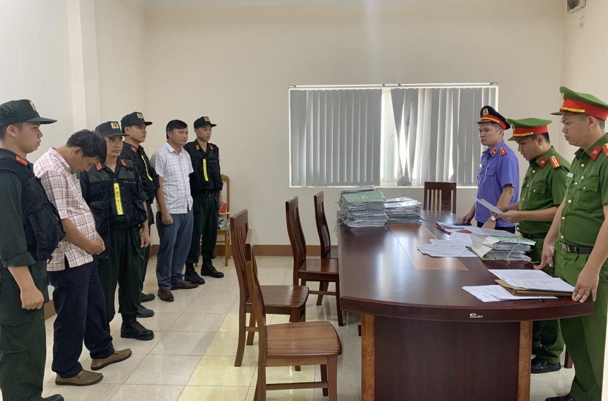Cơ quan Công an đọc lệnh bắt 2 cán bộ Phòng Tài nguyên Môi trường Hướng Hóa liên quan đến sai phạm đất đai