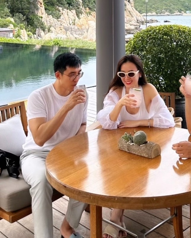 Vợ chồng Midu – Minh Đạt tới Ninh Thuận để tận hưởng tuần trăng mật sau đám cưới hoành tráng. Trên trang cá nhân, Midu đã khoe một vài hình ảnh chụp từ căn villa của hai vợ chồng với view nhìn ra vịnh biển xanh thẳm. (Nguồn: FBNV)