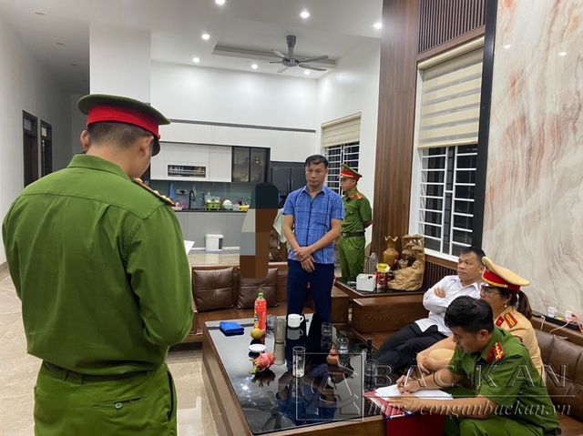 Công an thực hiện lệnh khám xét nơi ở đối với Lê Văn Hạnh. (Ảnh: Công an Bắc Kạn)