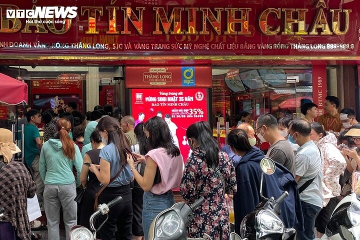 Người dân xếp hàng chờ mua vàng miếng, bất chấp giá vượt 90 triệu đồng/lượng, cao nhất lịch sử (Ảnh minh họa: Minh Đức)