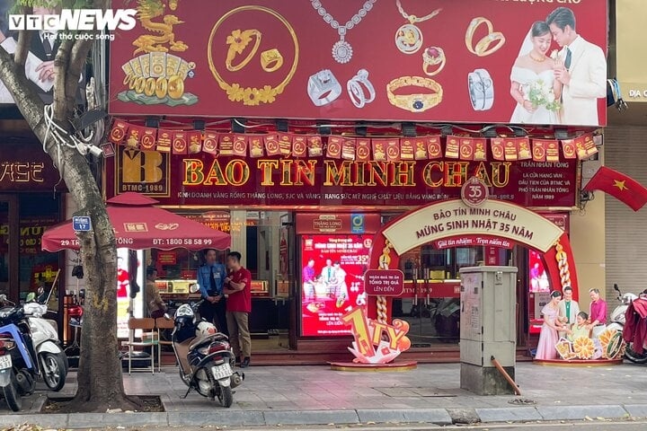 Cửa hàng vắng bóng người mua khi giá vàng được bình ổn (Ảnh minh họa: Minh Đức)