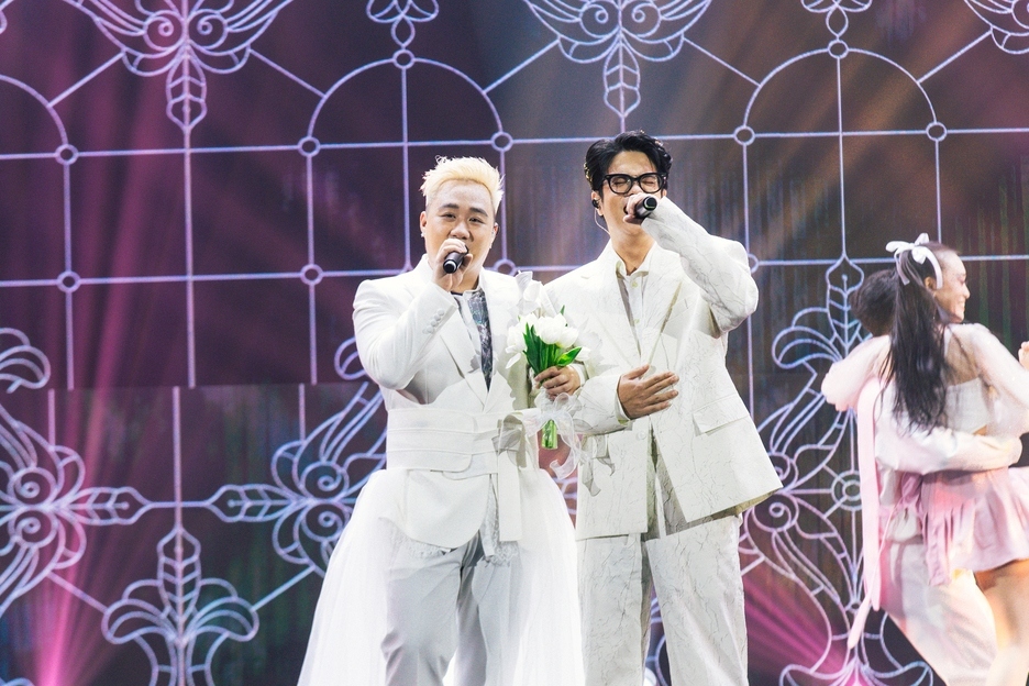 Trung Quân có một “đám cưới” với Bùi Anh Tuấn trong Live Concert 1689 với lễ phục vest trắng, dàn phù dâu phù rể trên nền nhạc Yes I Do/ I Do (Wedding), nhưng cuối cùng cô dâu thực sự đã xuất hiện, không ai khác ngoài Thanh Thanh Huyền. (Nguồn: FBNV)