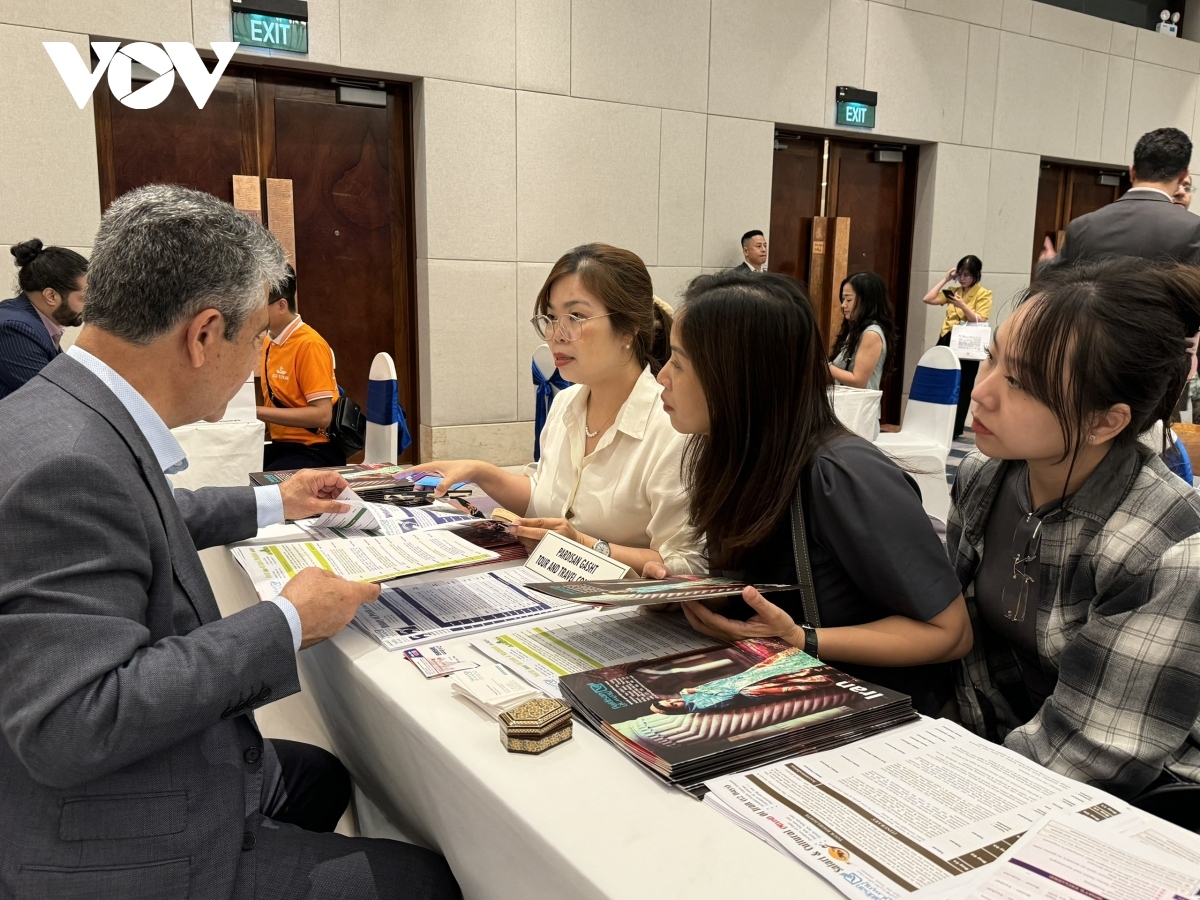 Representatives of travel firms of Vietnam and Iran exchange views on the possibility of increasing cooperation at the event