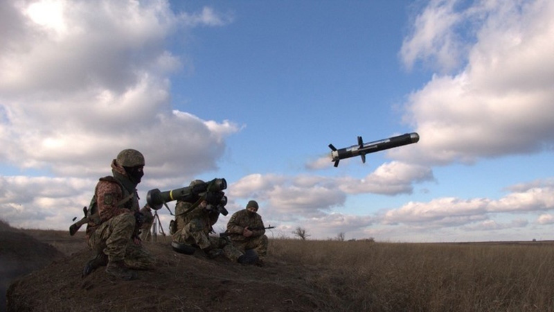 Binh sĩ Ukraine phóng tên lửa Javelin trong một cuộc huấn luyện gần Donetsk, tháng 12/2021. Ảnh: AFP