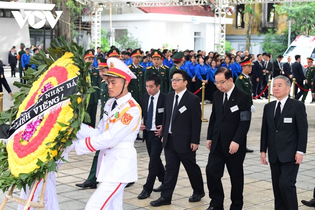 A delegation of the Japanese Communist Party (JCP) led by Kazuo Shii, chairman of the JCP Central Committee pays floral tributes to the Vietnamese Party General Secretary