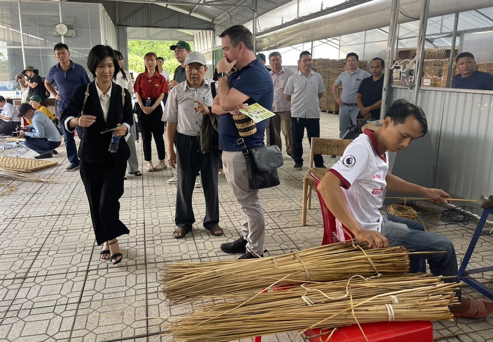 Khách hàng đến xem hàng sản xuất tại Công ty TNHH Thiên Minh (Ảnh: Công ty TNHH Thiên Minh)