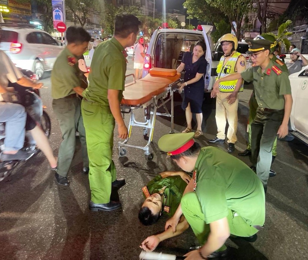 Hiện trường tông xe khiến chiến sĩ Công an phường bị thương.