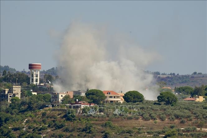 Khói bốc lên sau một vụ không kích của Israel xuống thành phố Tayr Harfa, miền Nam Liban ngày 12/7/2024. Ảnh minh họa: THX/TTXVN