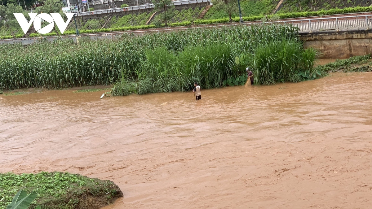 Không ít người dân vẫn chủ quan, ra suối bắt cá khi nước suối lũ