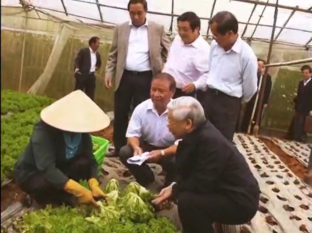 Không ngại bùn đất, Tổng Bí thư Nguyễn Phú Trọng xuống ruộng trò chuyện cùng nông dân Đà Lạt