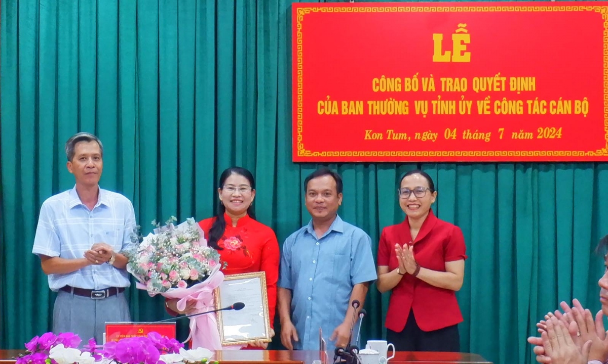 Tập thể Ban Nội chính Tỉnh ủy Kon Tum chúc mừng tân Trưởng Ban Nội chính Tỉnh ủy Trương Thị Linh.