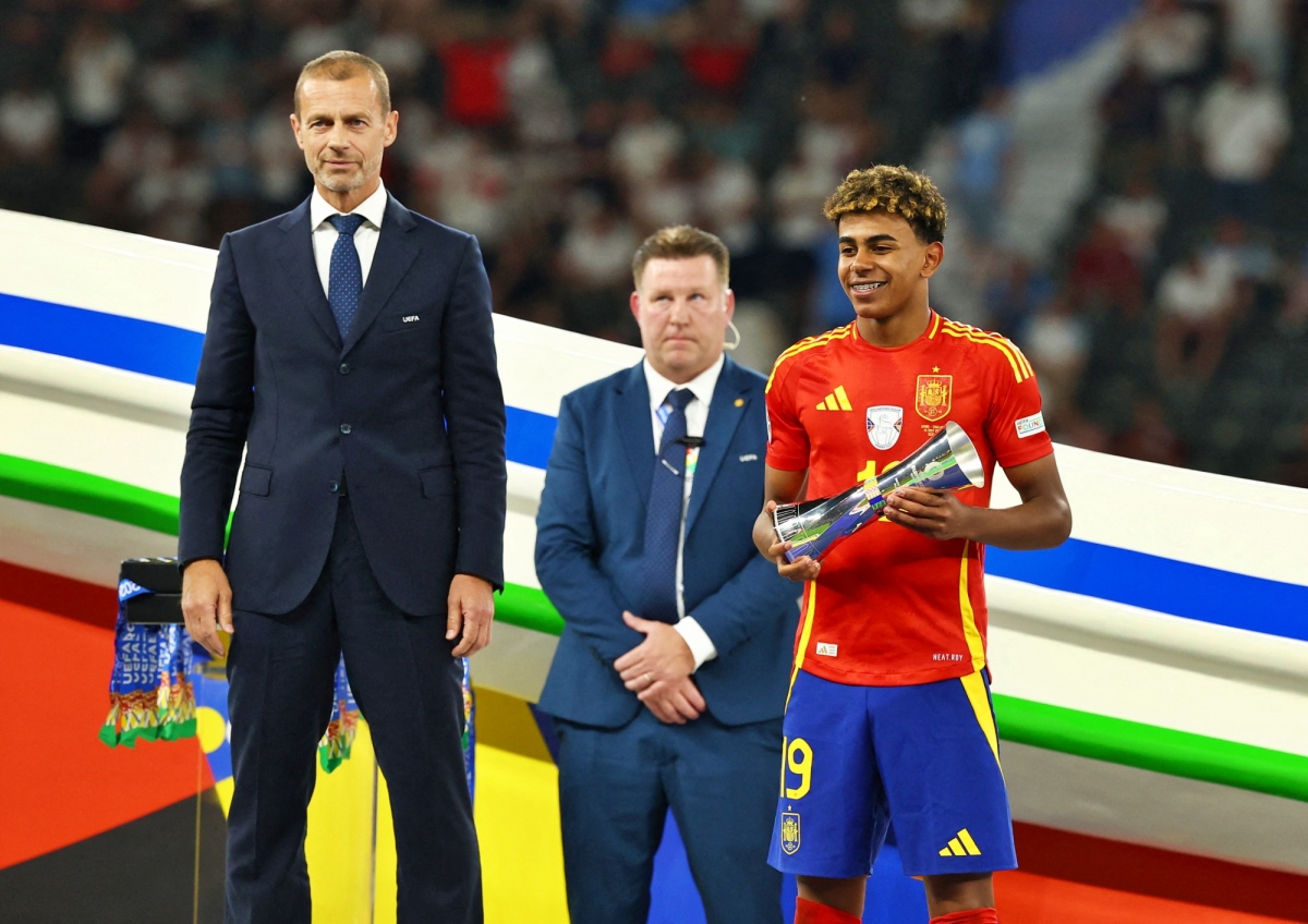 Lamine Yamal nhận danh hiệu Cầu thủ trẻ xuất sắc nhất EURO 2024. (Ảnh: Reuters)