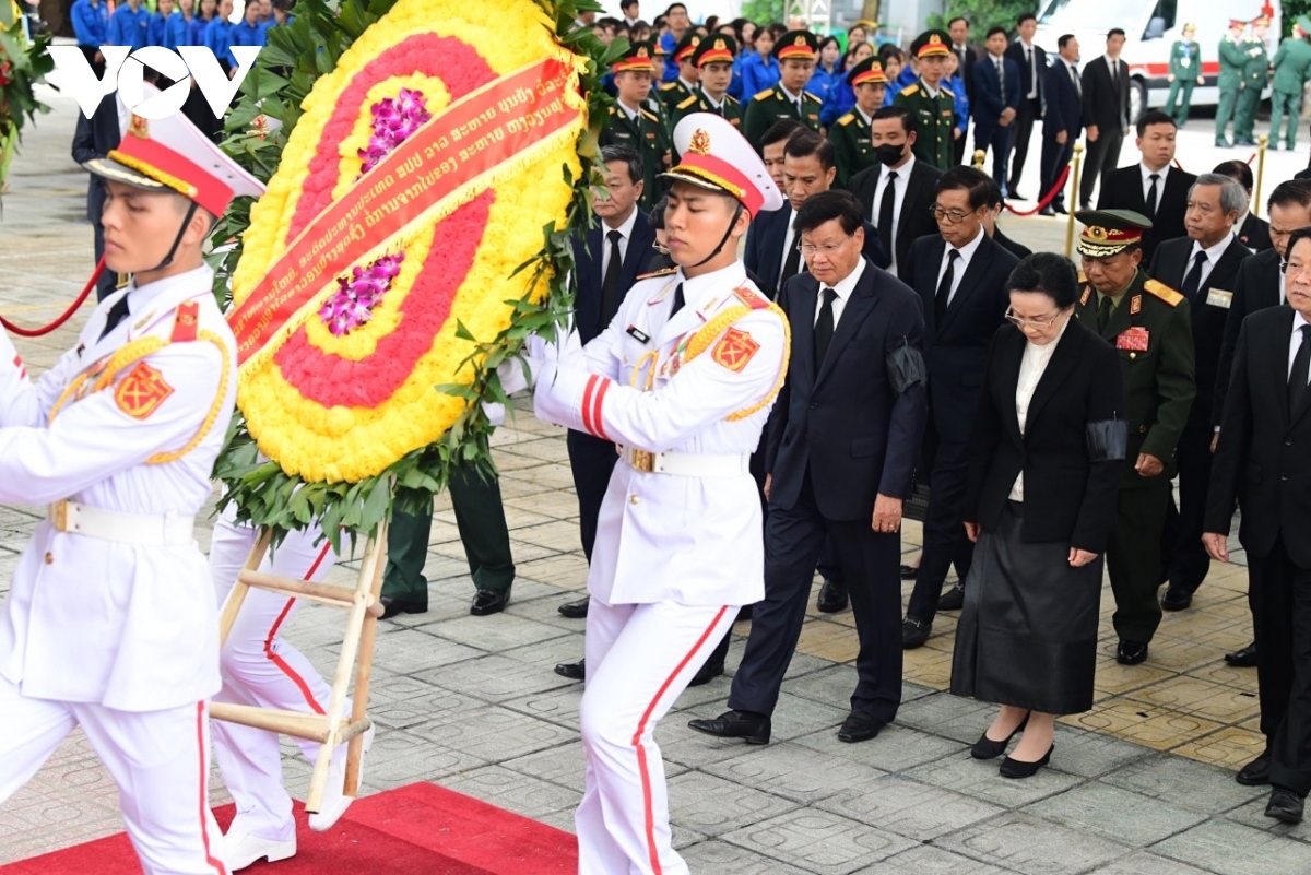 A high-ranking delegation of the Party and State of Laos led by General Secretary of the Lao People’s Revolutionary Party and President Thongloun Sisoulith pays tribute to General Secretary Nguyen Phu Trong. Laos also holds days of national mourning on July 25-26, with flags flying at half-mast and entertainment activities restricted.