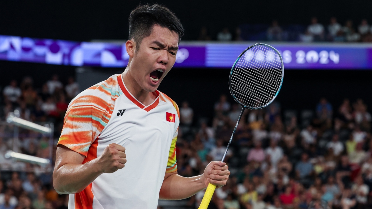 Lê Đức Phát giành chiến thắng trong trận đấu với Fabian Roth tại Olympic Paris 2024 (Ảnh: BWF)