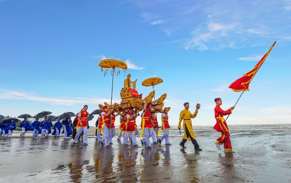 Đảo Quan Lạn còn lưu giữ được nhiều nét văn hóa và lễ hội truyền thống