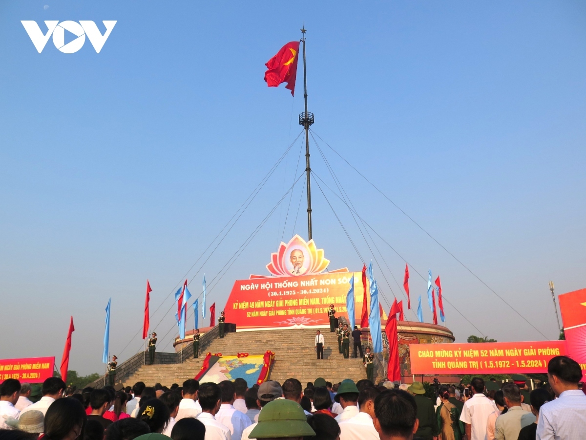 Lễ thượng cờ Ngày hội thống nhất non sông được tổ chức tại Di tích quốc gia đặc biệt đôi bờ Hiền Lương-Bến Hải vào dịp 30/4