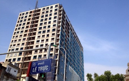 Năm 2015, theo kết quả kiểm tra của cơ quan liên ngành thành phố Hà Nội, công trình 8B Lê Trực có nhiều sai phạm so với giấy phép xây dựng. (Ảnh minh họa: KT)