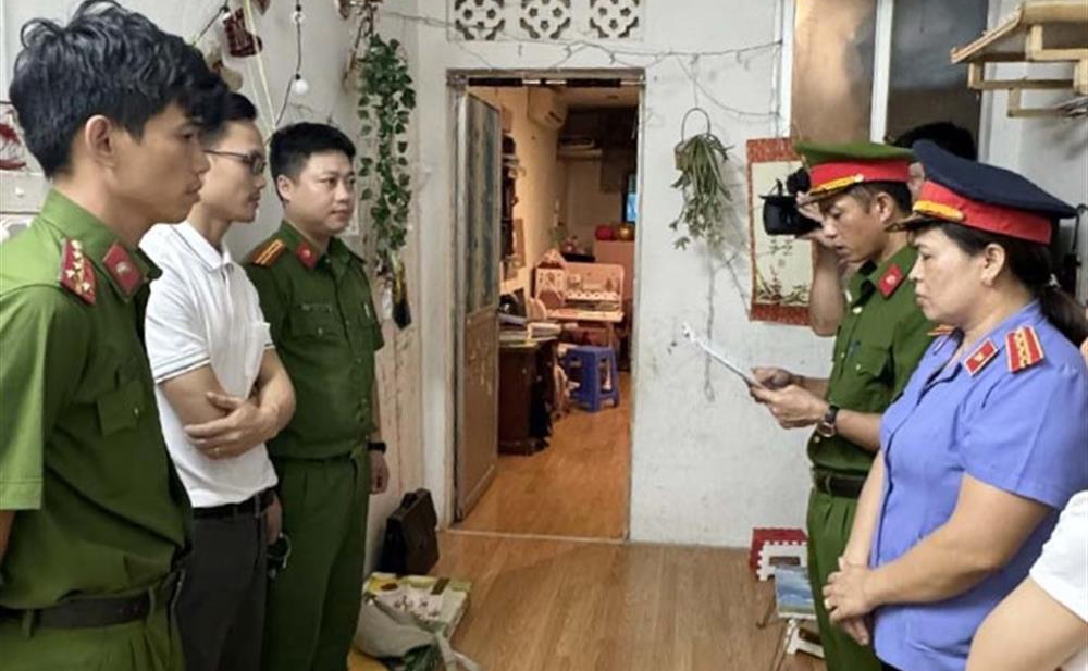 Thi hành lệnh bắt, khám xét với Đinh Văn Dương.