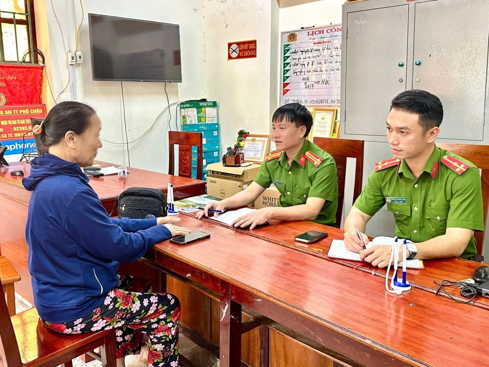 Bà L. trình báo vụ bị lừa đảo chiếm đoạt tài sản tại cơ quan công an. (Ảnh: CACC)