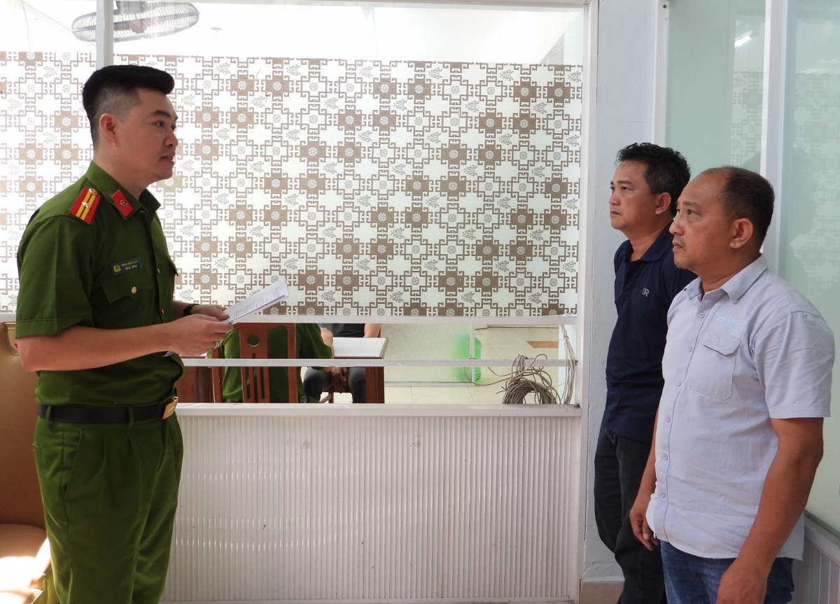 Cơ quan Cảnh sát điều tra Công an thành phố Đà Nẵng tống đạt quyết định đối với Phạm Nguyễn Minh Trung và Phạm Nguyễn Minh Tân.