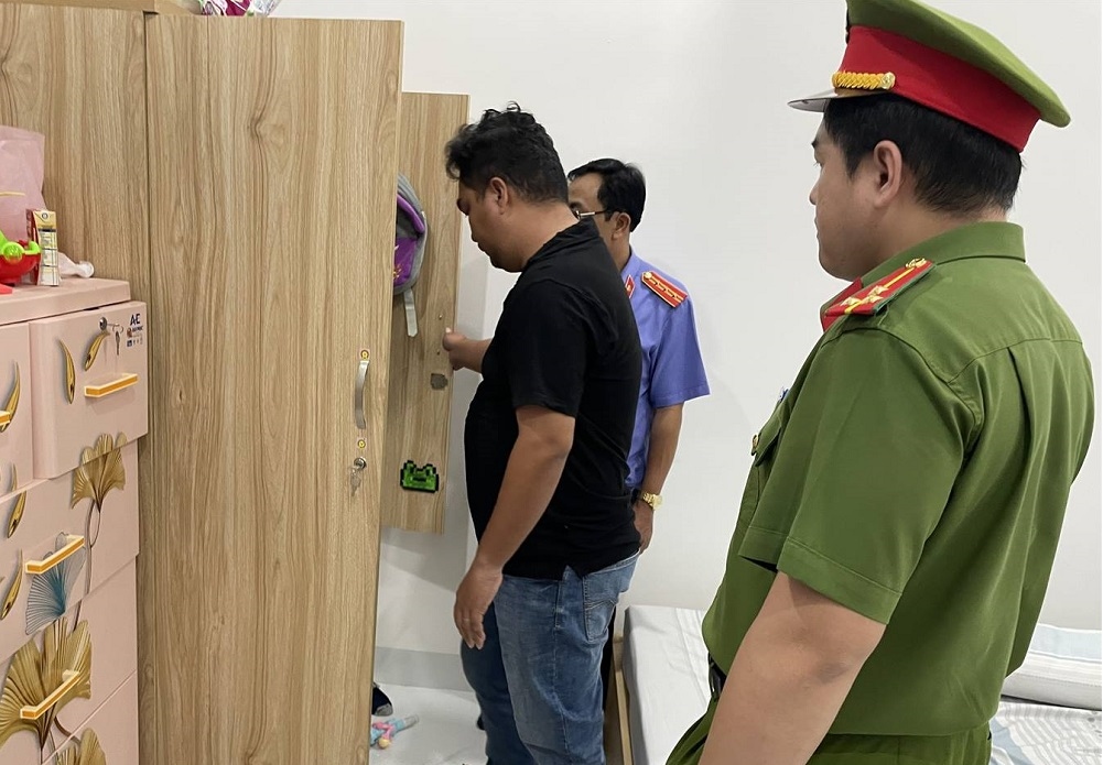 Lực lượng chức năng thi hành lệnh khám xét chỗ ở, nơi làm việc của Phạm Quốc Huy. (Ảnh: CANT)