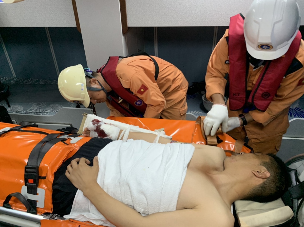 Lực lượng tìm kiếm cứu nạn hàng hải tiến hành tiếp nhận và cấp cứu nạn nhân trên biển