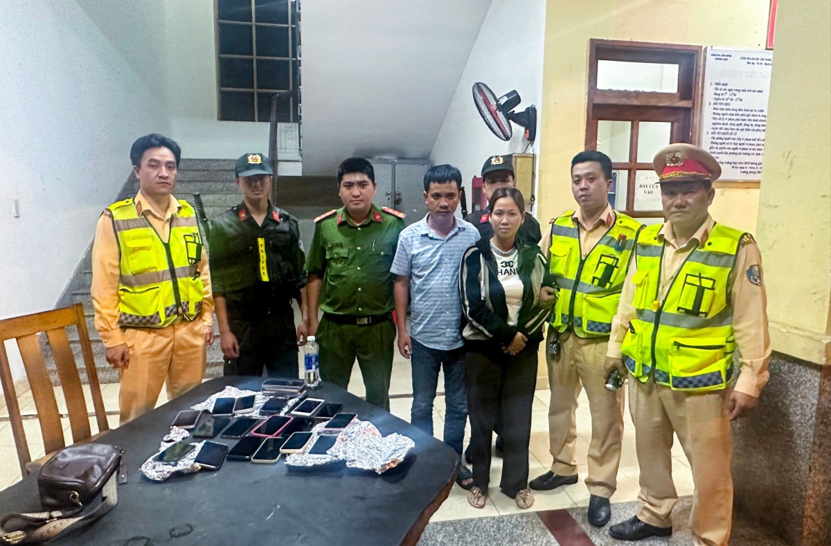 Lực lượng CSGT trạm Mađaguôi và các đối tượng cùng tang vật trộm cắp