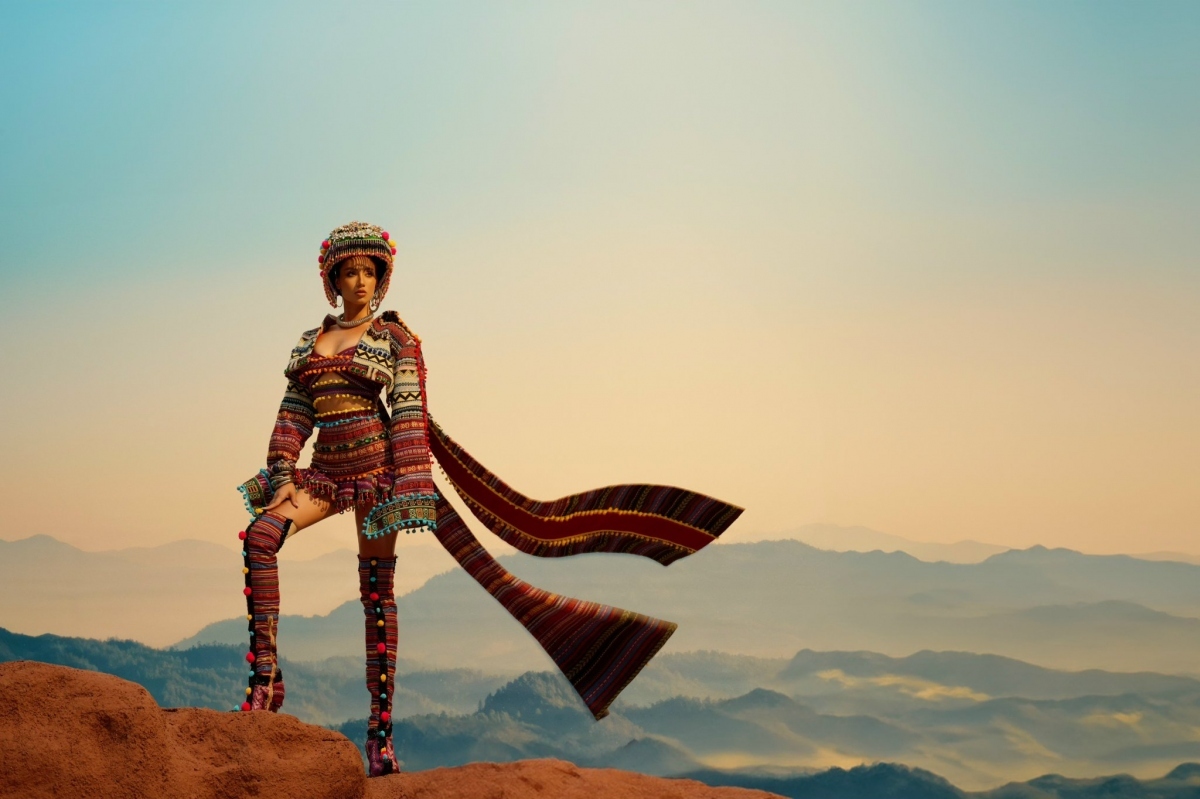 This outfit features the beauty of the northwestern region’s culture, with the brocade being used as the main material.