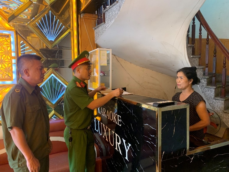 Lực lượng Công an kiểm tra quán Karaoke Luxury và phòng hát nơi xảy ra vụ việc.