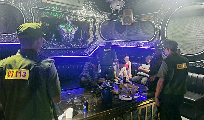 Bên trong phòng 7 quán karaoke Paris - nơi nhiều đối tượng đang phê ma tuý.