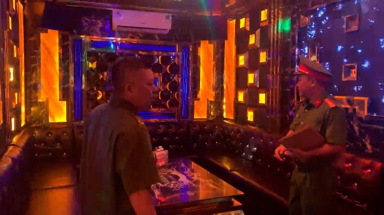 Lực lượng Công an kiểm tra quán Karaoke Luxury và phòng hát nơi xảy ra vụ việc.