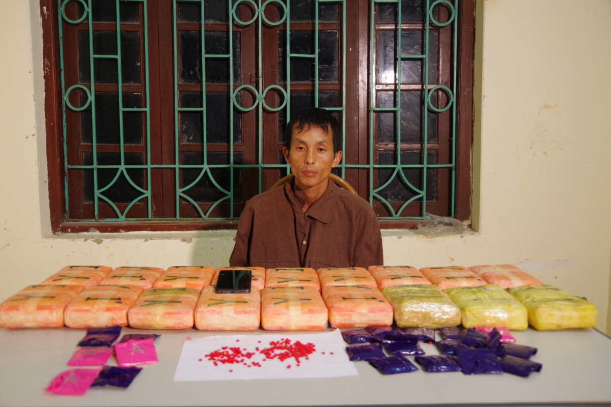 Đối tượng Cở và tang vật vụ án.