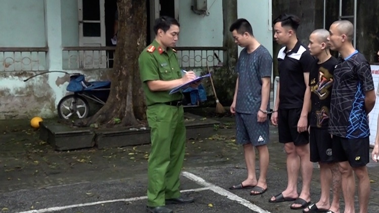 Các đối tượng tại cơ quan Công an.