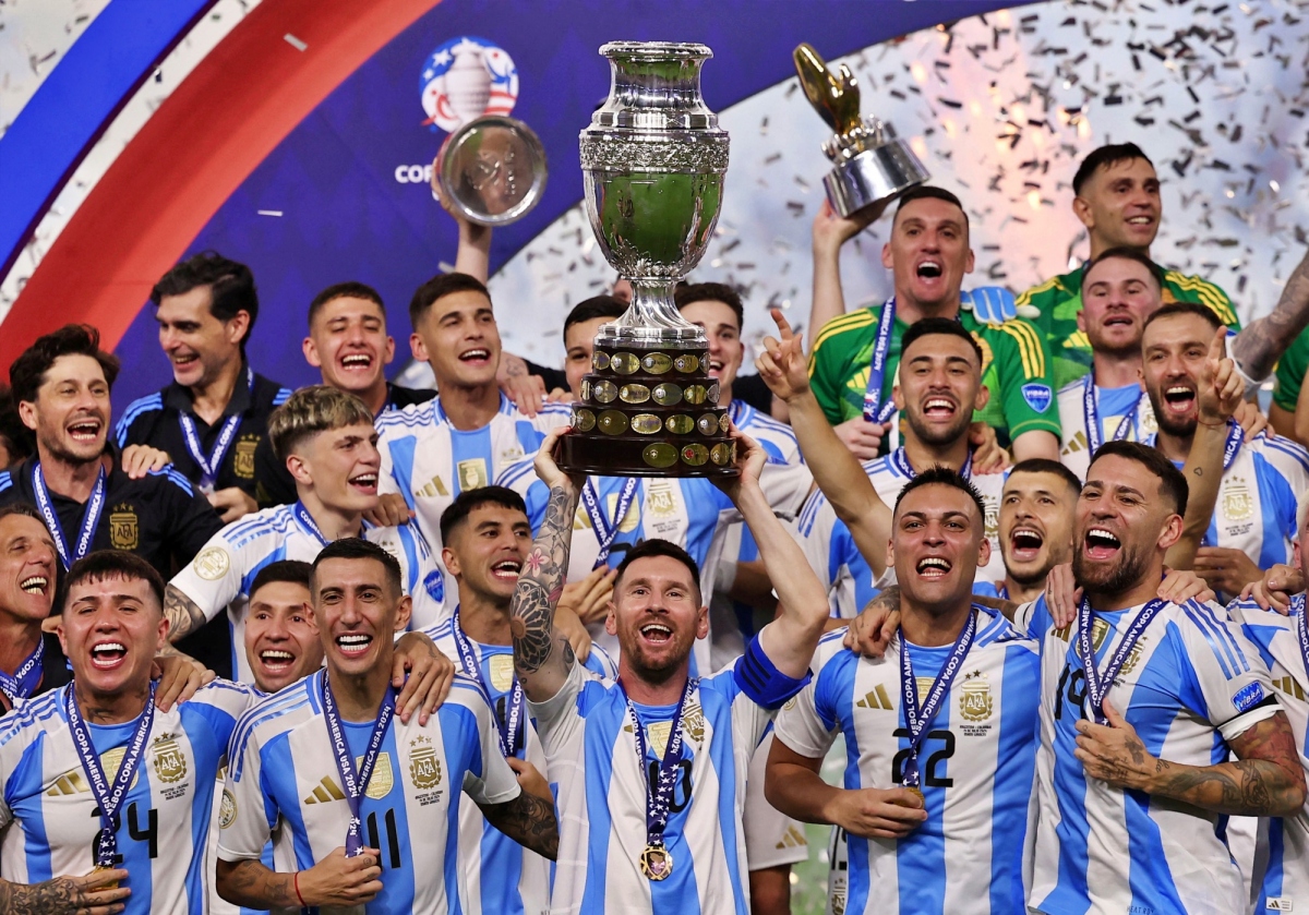 Messi trở thành cầu thủ có nhiều danh hiệu nhất trong lịch sử làng túc cầu. (Ảnh: Reuters)