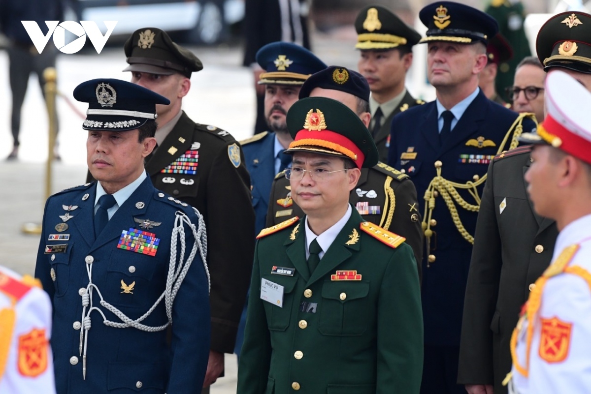 Military attaches from countries in Vietnam pay their respects to General Secretary Nguyen Phu Trong