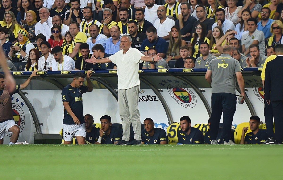 HLV Mourinho tiếp tục hưởng niềm vui chiến thắng cùng Fenerbahce. (Ảnh: Getty). 