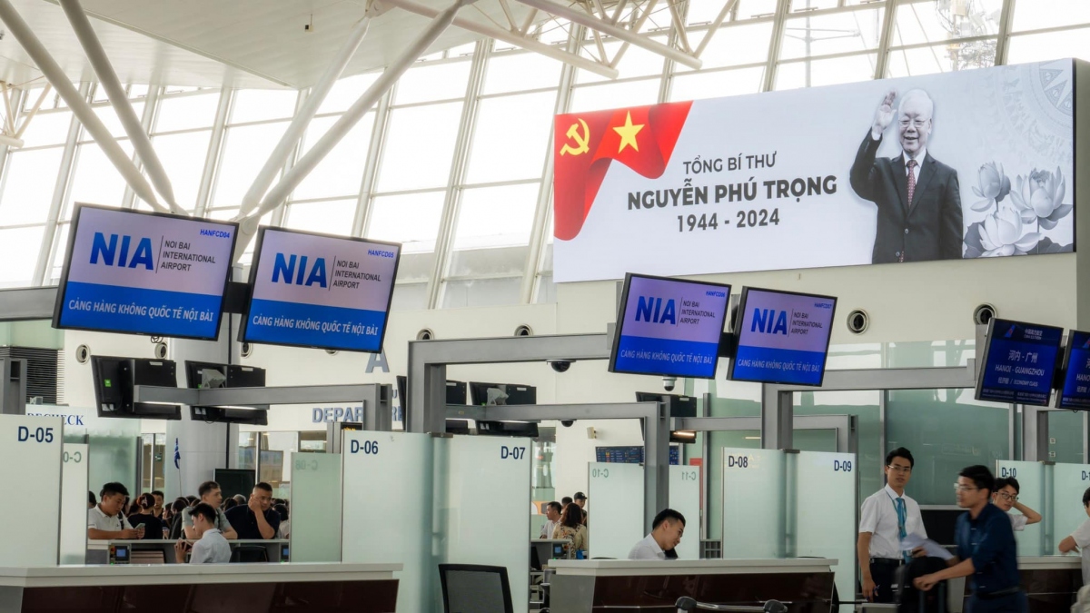 Những ngày này, tại tất cả các sân bay trên cả nước, những thước phim tư liệu, các bài viết, hình ảnh về <a href="https://vov.vn/xa-hoi/cac-san-bay-tang-nguon-luc-phuc-vu-chuyen-bay-dua-don-doan-dai-bieu-du-le-quoc-tang-post1109811.vov" target="_blank">Tổng Bí thư Nguyễn Phú Trọng</a> được trình chiếu trên màn hình công cộng trong suốt thời gian Quốc tang.
