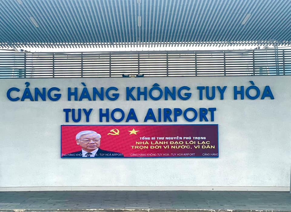 Banner Tổng Bí thư Nguyễn Phú Trọng tại Cảng hàng không Tuy Hoà.